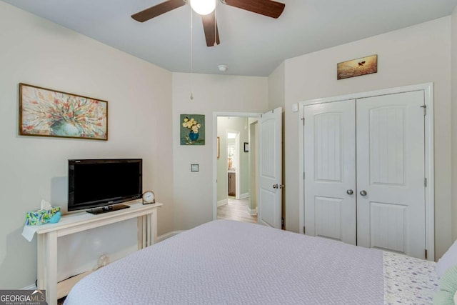 bedroom featuring a ceiling fan, baseboards, and a closet