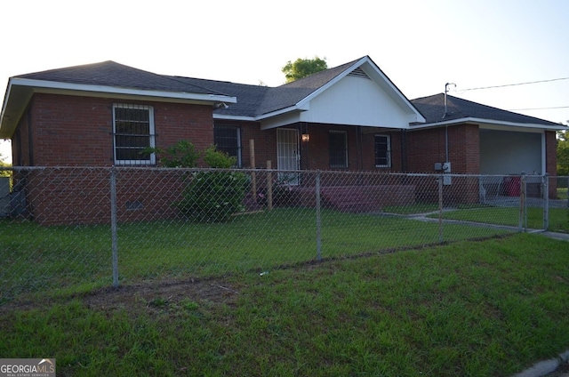 view of front facade featuring fence, an attached garage, brick siding, and a front yard