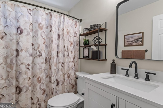 full bath with toilet, a shower with curtain, and vanity