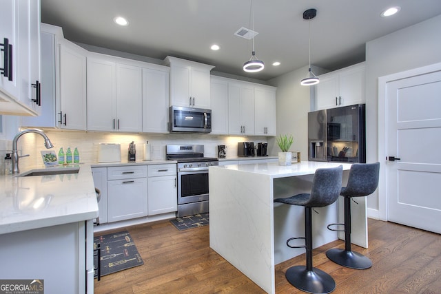 419 Mcinnes Cir SE, Marietta, GA 30060 - kitchen featuring stainless steel appliances, a sink, backsplash, white cabinetry, and recessed lighting