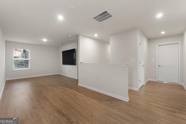 spare room with visible vents, baseboards, and recessed lighting