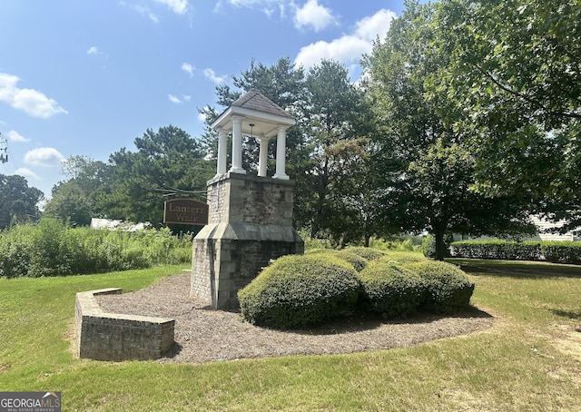 community / neighborhood sign featuring a lawn
