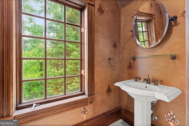 3863 Streamside Dr SE, Marietta, GA 30067 - bathroom with a wealth of natural light