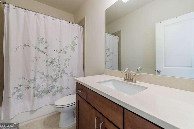 full bath with shower / tub combo with curtain, vanity, and toilet