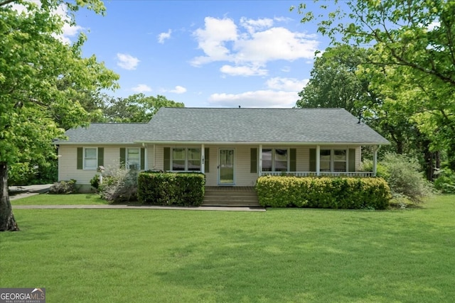 142 Poplar St SW, Calhoun, GA 30701 - ranch-style house with a front yard and covered porch