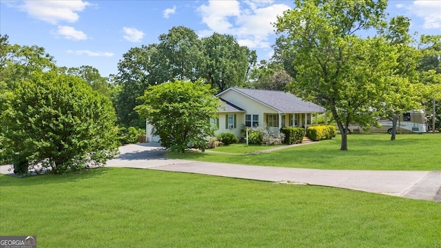 142 Poplar St SW, Calhoun, GA 30701 - single story home featuring concrete driveway and a front lawn