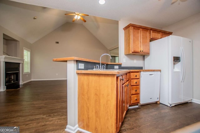 kitchen featuring white appliances, dark wood finished floors, a peninsula, and ceiling fan