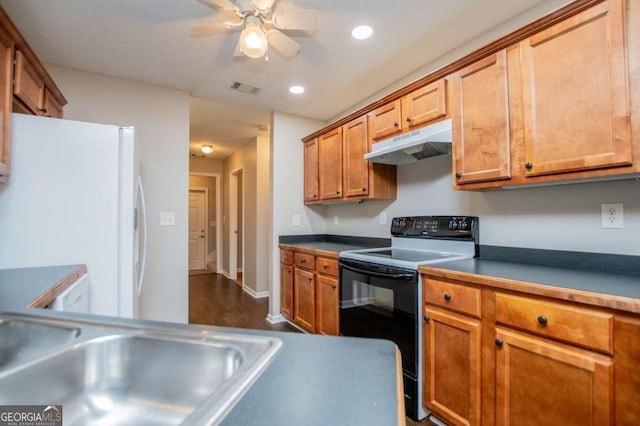 kitchen featuring freestanding refrigerator, visible vents, under cabinet range hood, black electric range, and a ceiling fan
