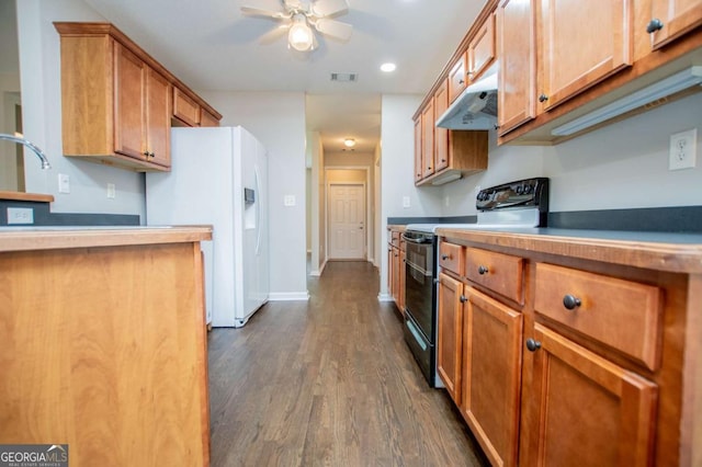 kitchen with visible vents, dark wood-style flooring, a ceiling fan, black range with electric stovetop, and white refrigerator with ice dispenser