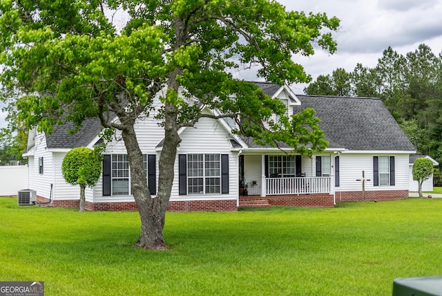 3808 Deer Run Dr, Blackshear, GA 31516 - view of front of house with a porch, a shingled roof, and a front lawn
