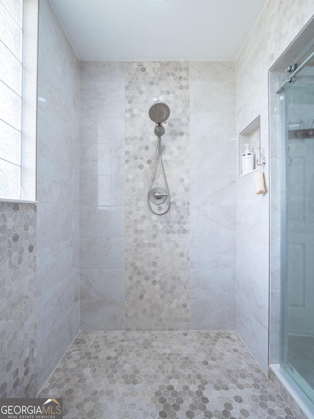 full bathroom featuring tiled shower
