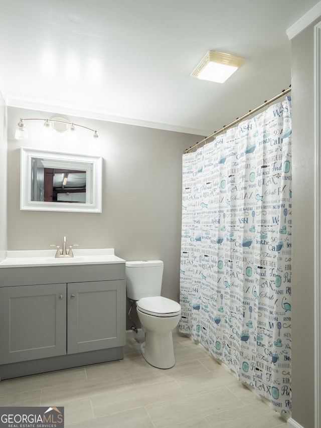 full bathroom featuring toilet, a shower with curtain, vanity, and crown molding
