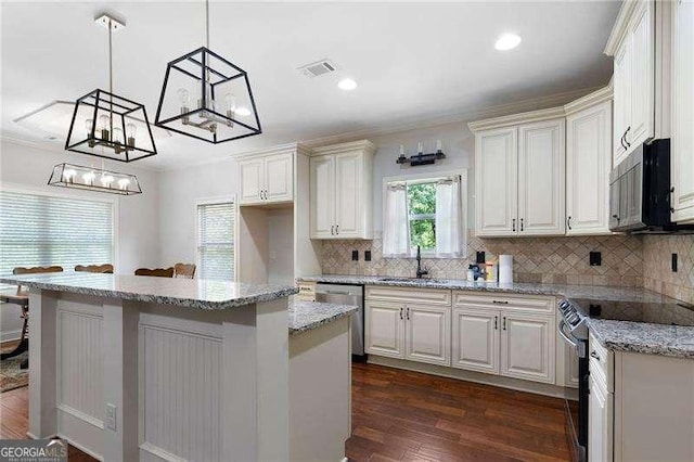 42 Treemont Dr SE, Cartersville, GA 30121 - kitchen featuring stainless steel appliances, a chandelier, a center island, decorative backsplash, and recessed lighting