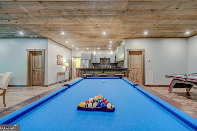 rec room featuring light wood-style flooring, baseboards, visible vents, and recessed lighting