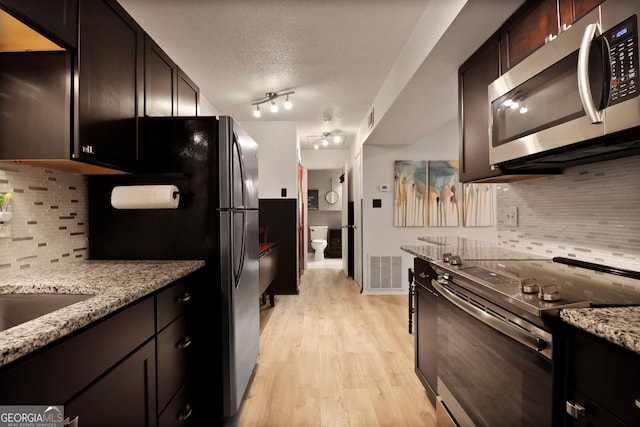 401 N Cromwell Rd Unit 6K, Savannah, GA 31410 - kitchen featuring light wood finished floors, decorative backsplash, visible vents, and appliances with stainless steel finishes
