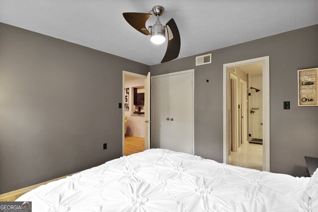 401 N Cromwell Rd Unit 6K, Savannah, GA 31410 - bedroom featuring a closet, ensuite bath, visible vents, and ceiling fan