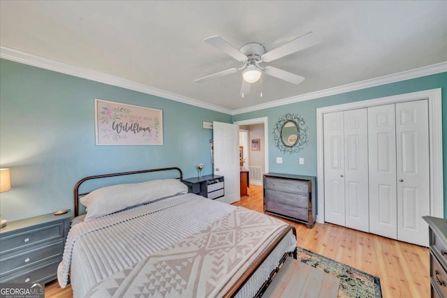 bedroom featuring light wood-type flooring, a closet, crown molding, and a ceiling fan