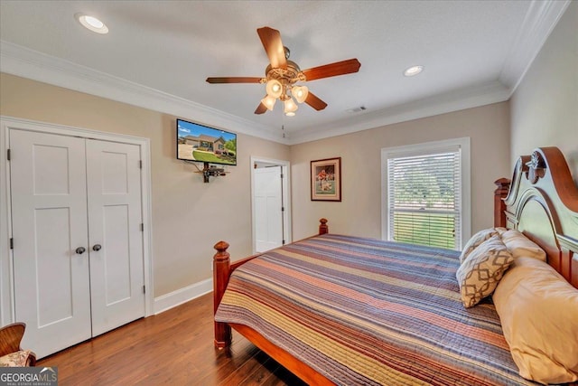 bedroom with baseboards, recessed lighting, visible vents, and wood finished floors