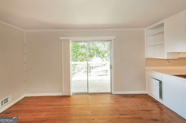 6575 Wendell Cir, Morrow, GA 30260 - interior space with light wood-type flooring, visible vents, baseboards, and ornamental molding