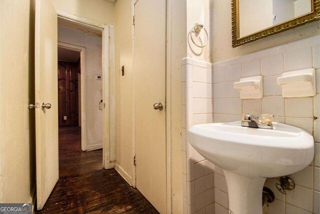 1491 Boulderwoods Dr, Atlanta, GA 30316 - bathroom with tile walls and wood-type flooring