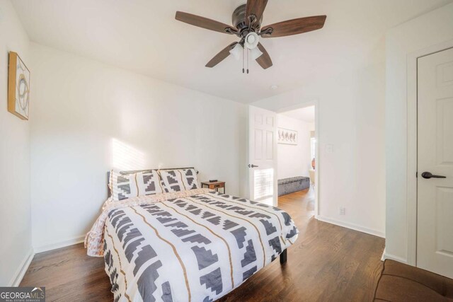 1893 Windsor Dr SW, Atlanta, GA 30311 - living area featuring a chandelier, washing machine and dryer, dark wood finished floors, and visible vents
