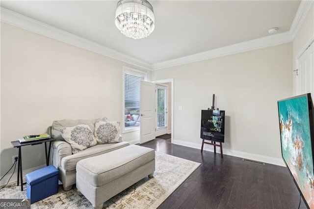 living area with crown molding, dark wood finished floors, visible vents, baseboards, and a chandelier