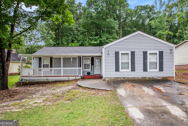 7845 Chase Woods Dr, Jonesboro, GA 30236 - ranch-style house with covered porch, a front yard, a shingled roof, and driveway