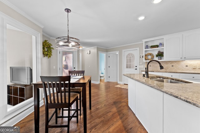 dining room with recessed lighting, a notable chandelier, baseboards, ornamental molding, and dark wood-style floors