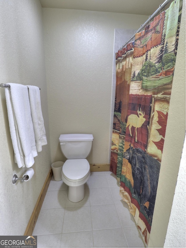 full bath featuring tile patterned floors, toilet, a shower with shower curtain, and baseboards