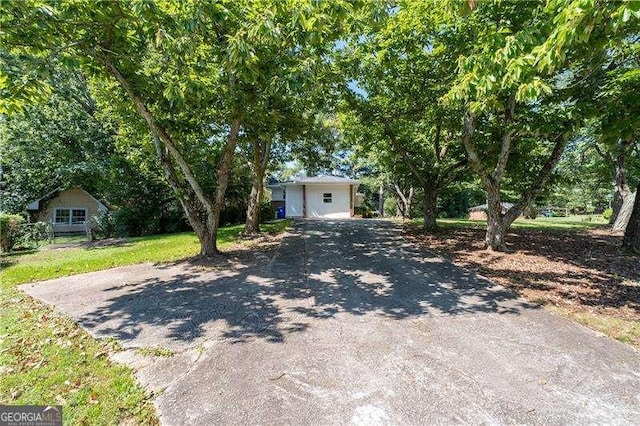 view of front of property featuring aphalt driveway