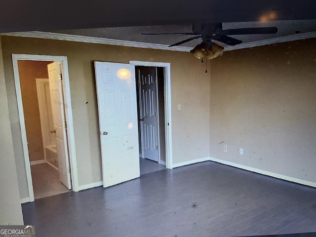 empty room featuring baseboards, ornamental molding, and ceiling fan