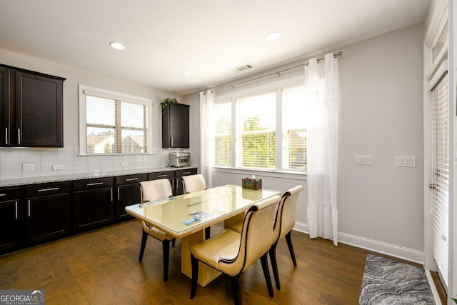 dining room featuring dark wood finished floors, healthy amount of natural light, recessed lighting, and baseboards