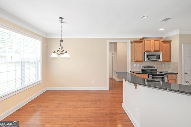 kitchen featuring baseboards, light wood-style floors, stainless steel appliances, and crown molding