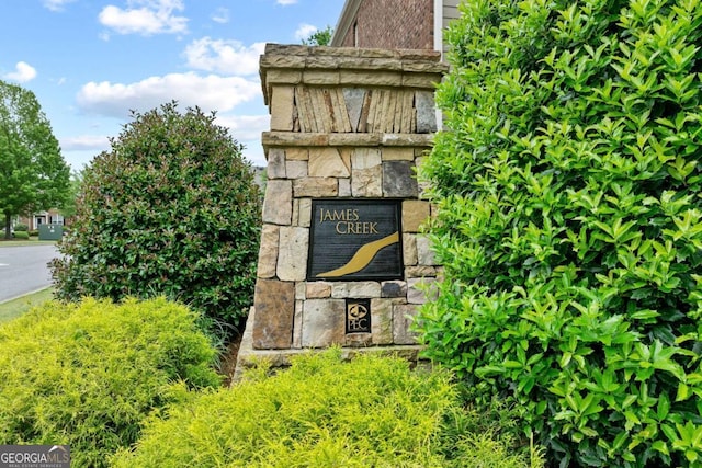 view of community / neighborhood sign