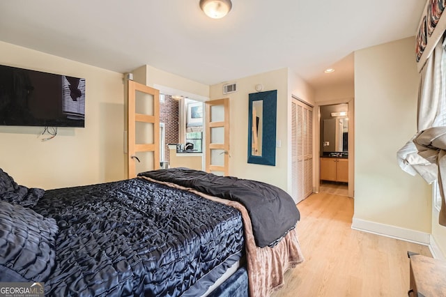 791 Wylie St SE Unit 410, Atlanta, GA 30316 - bedroom featuring light wood finished floors, baseboards, recessed lighting, and ensuite bath