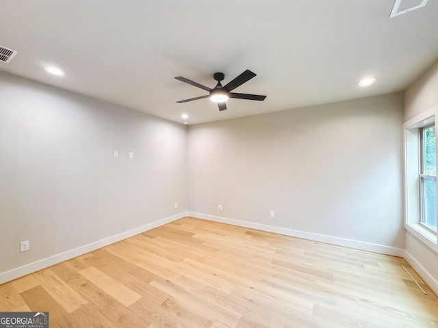 empty room featuring light wood finished floors, a ceiling fan, visible vents, and recessed lighting