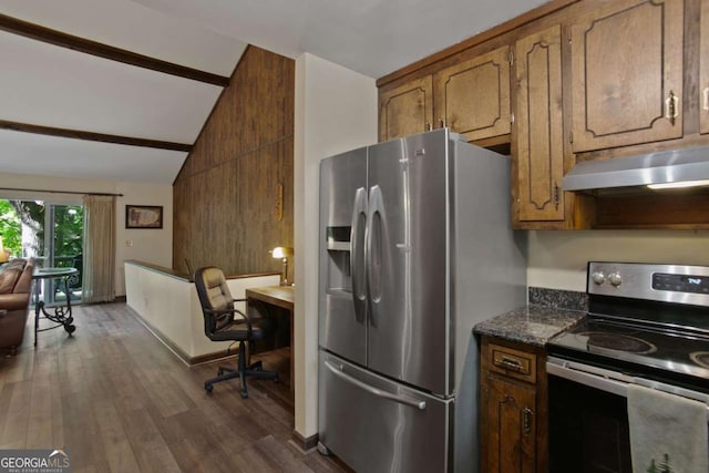 kitchen with brown cabinets, stainless steel appliances, dark wood-style flooring, under cabinet range hood, and vaulted ceiling