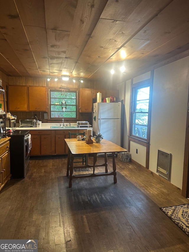 kitchen featuring a sink, freestanding refrigerator, dark wood-type flooring, light countertops, and electric stove