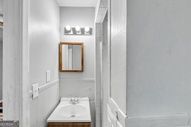 844 Oak St NW, Atlanta, GA 30318 - bathroom featuring vanity and tile walls