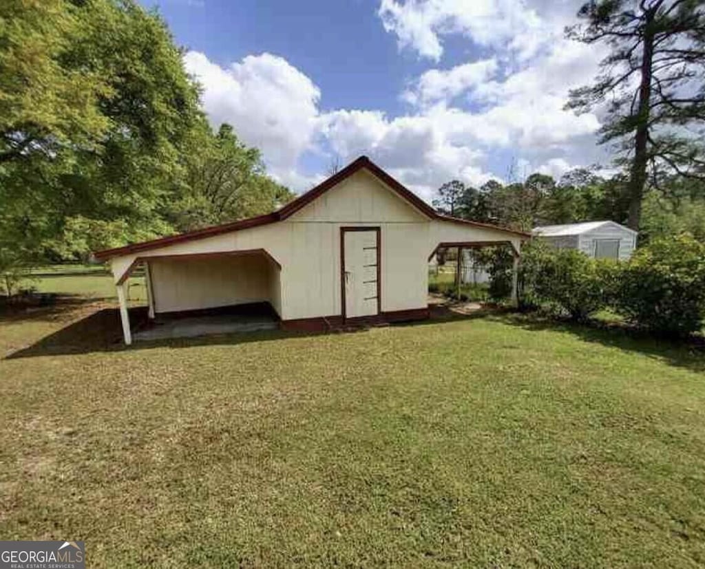 view of outdoor structure featuring an outdoor structure and a carport