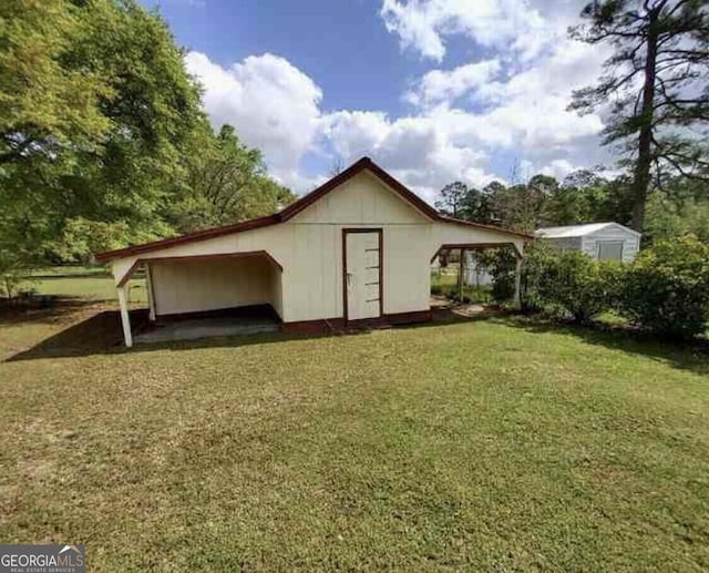view of outdoor structure featuring an outdoor structure and a carport
