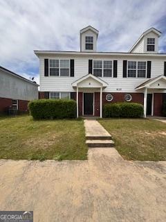 townhome / multi-family property featuring a front yard