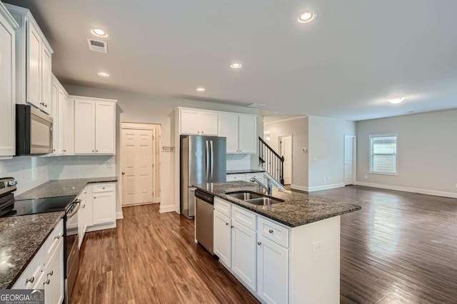 kitchen featuring a sink, dark wood-type flooring, visible vents, baseboards, and appliances with stainless steel finishes