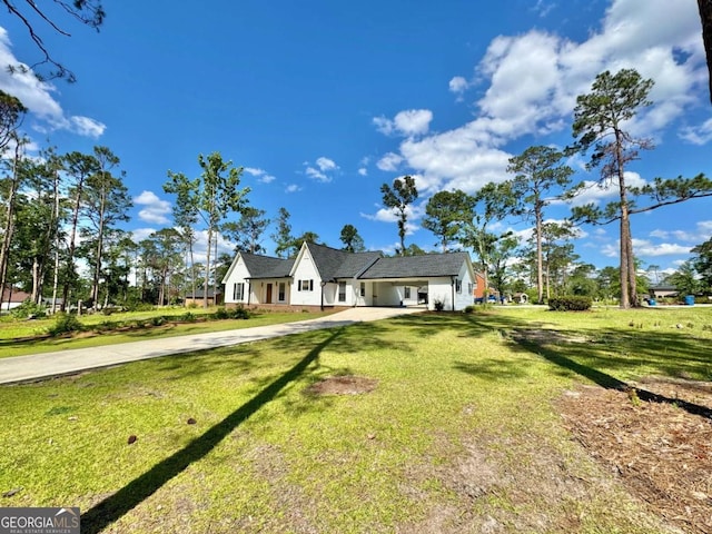 801 W Grossman Dr, Vidalia, GA 30474 - view of front facade featuring concrete driveway and a front yard