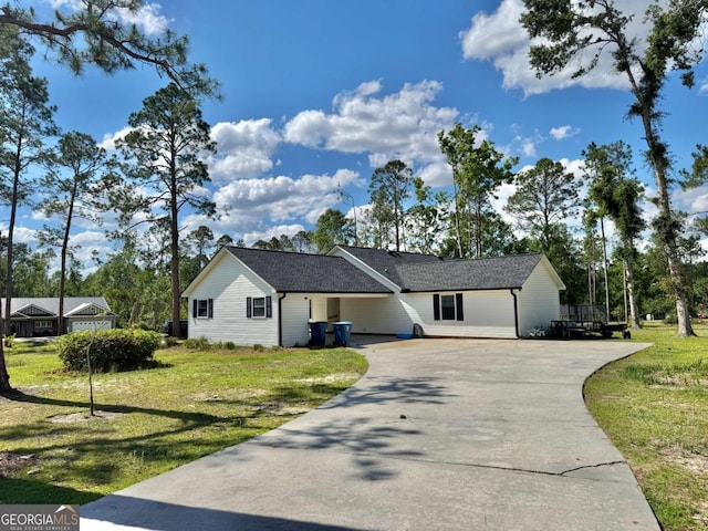 801 W Grossman Dr, Vidalia, GA 30474 - ranch-style house featuring driveway and a front lawn