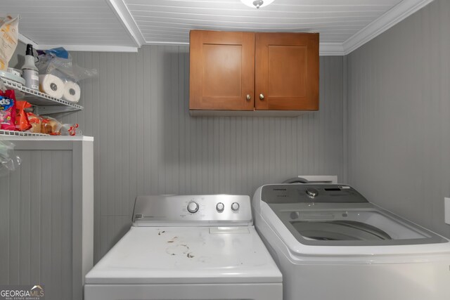 laundry room featuring cabinet space and washer and clothes dryer