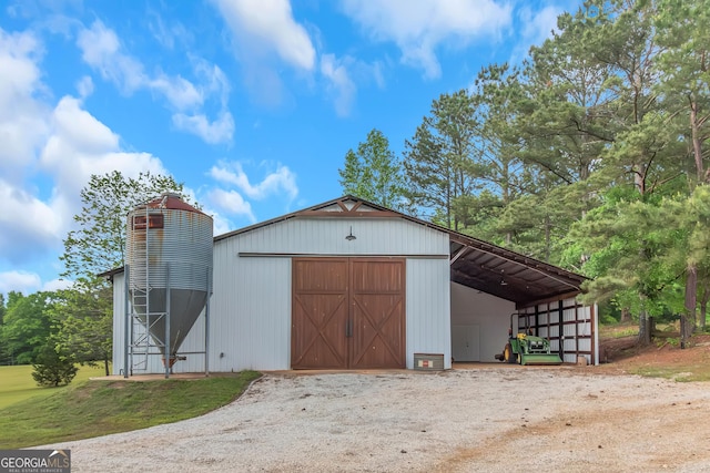 view of barn with driveway