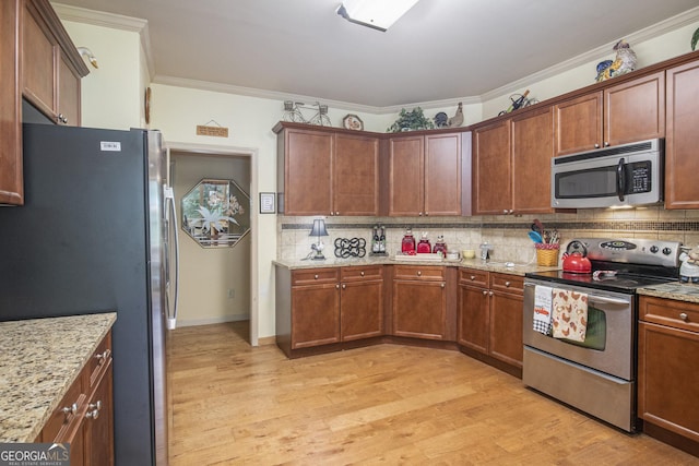 137 New Cut Rd, Winder, GA 30680 - kitchen with stainless steel appliances, tasteful backsplash, light wood-style flooring, and crown molding