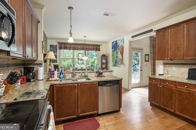 137 New Cut Rd, Winder, GA 30680 - kitchen featuring stainless steel appliances, a sink, a peninsula, healthy amount of natural light, and crown molding