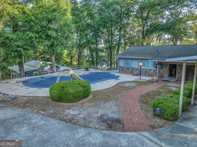 view of yard with a covered pool and fence
